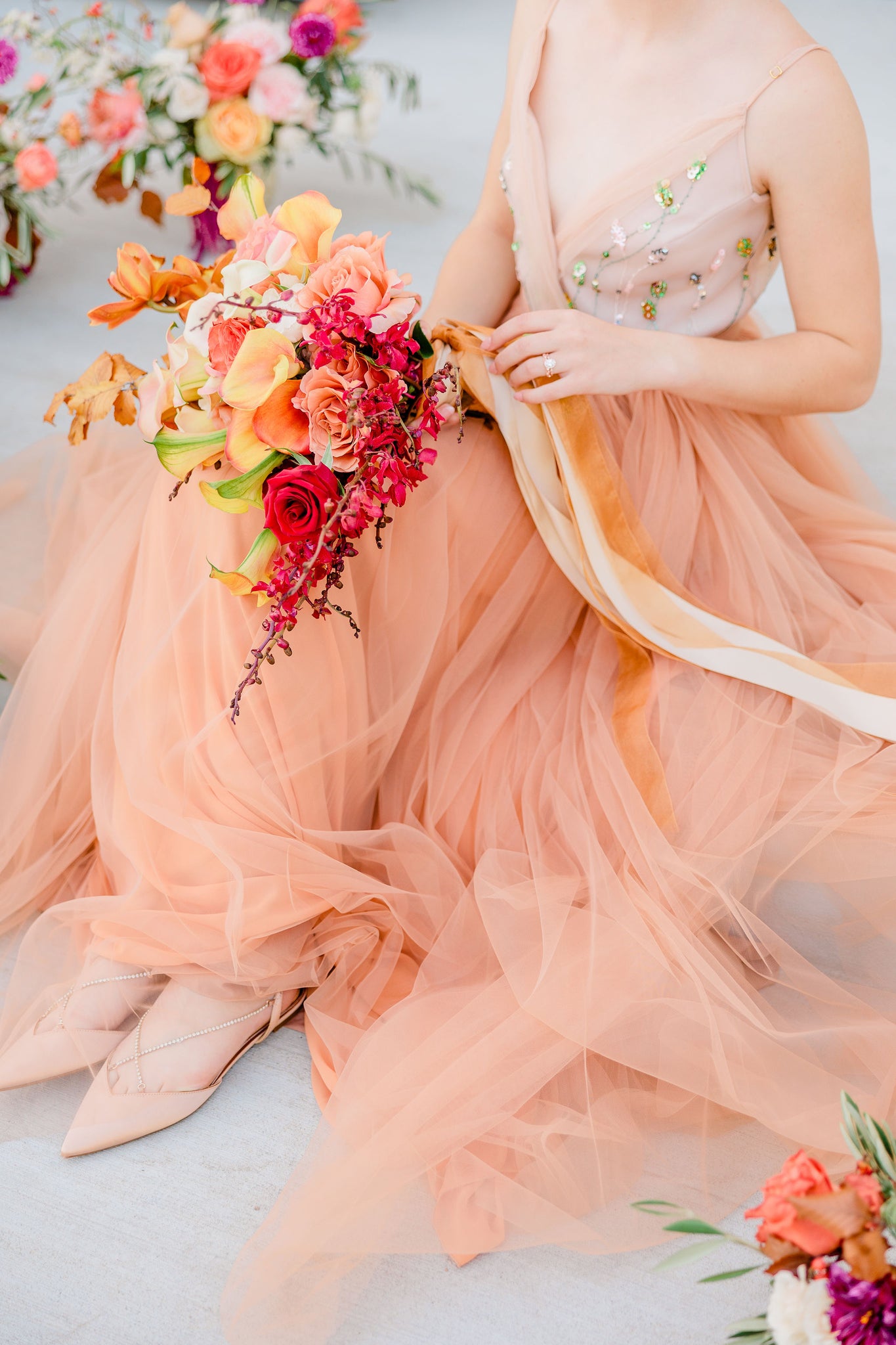 Wedding dress with colored flowers 8 US / Beige / Peach Copper Wedding dress with colored flowers 8 US / Beige / Peach Copper