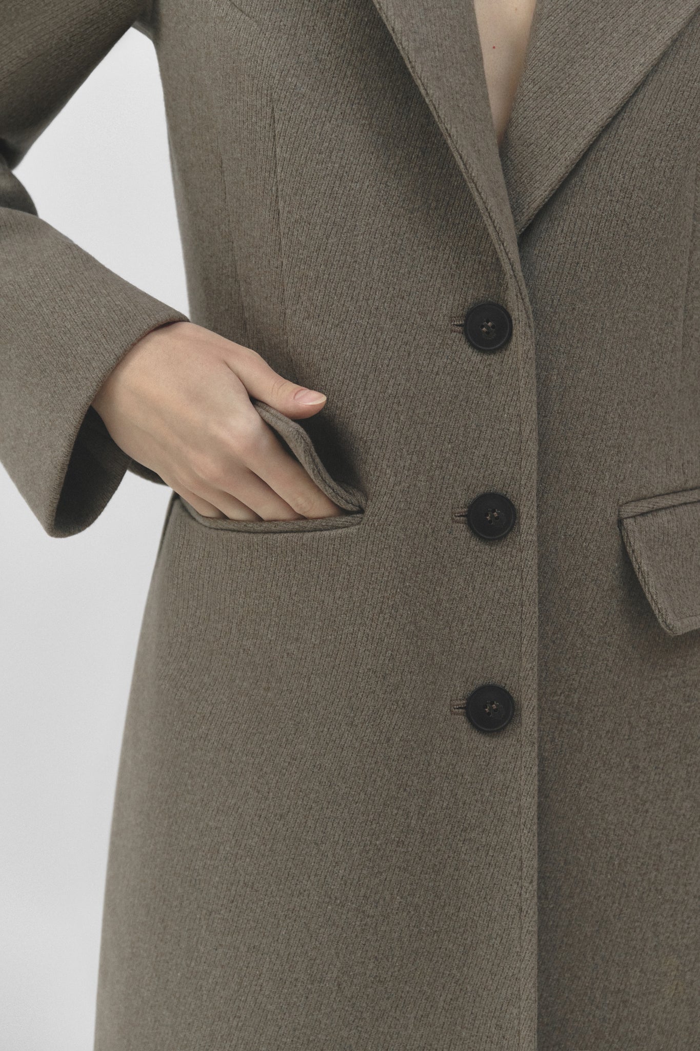 Grayish beige wool coat with a fitted silhouette photo 6