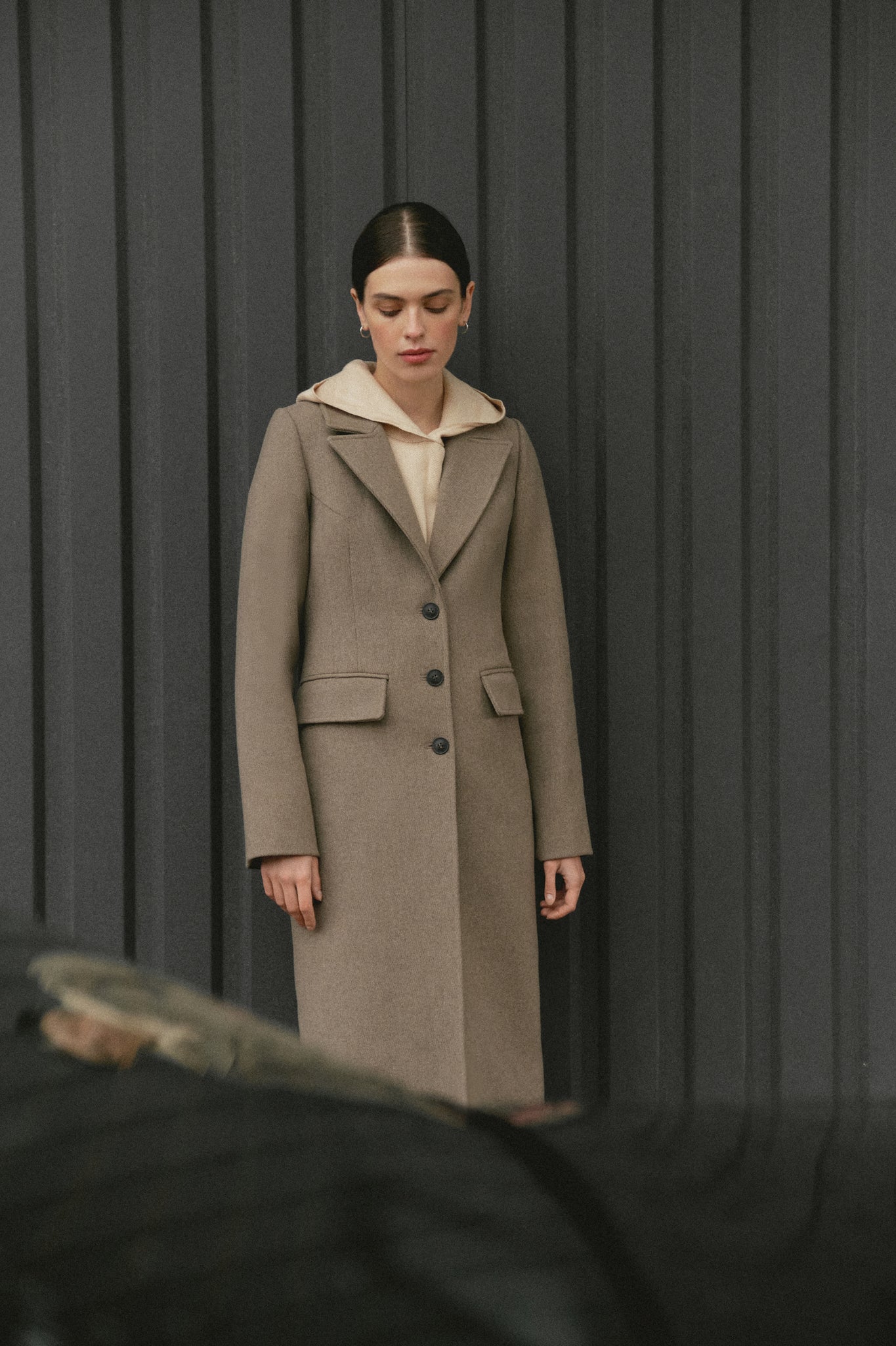 Grayish beige wool coat with a fitted silhouette photo 9