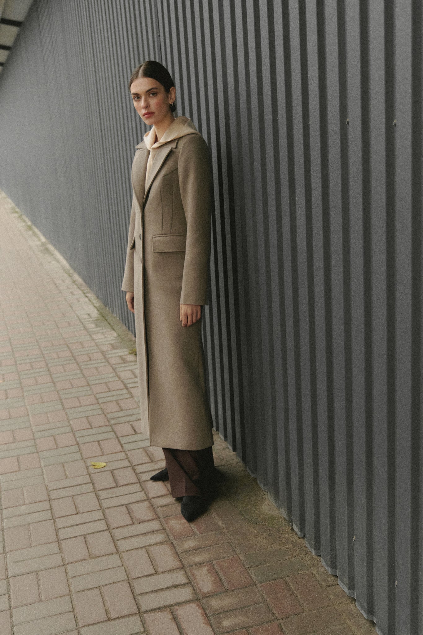 Grayish beige wool coat with a fitted silhouette photo 10