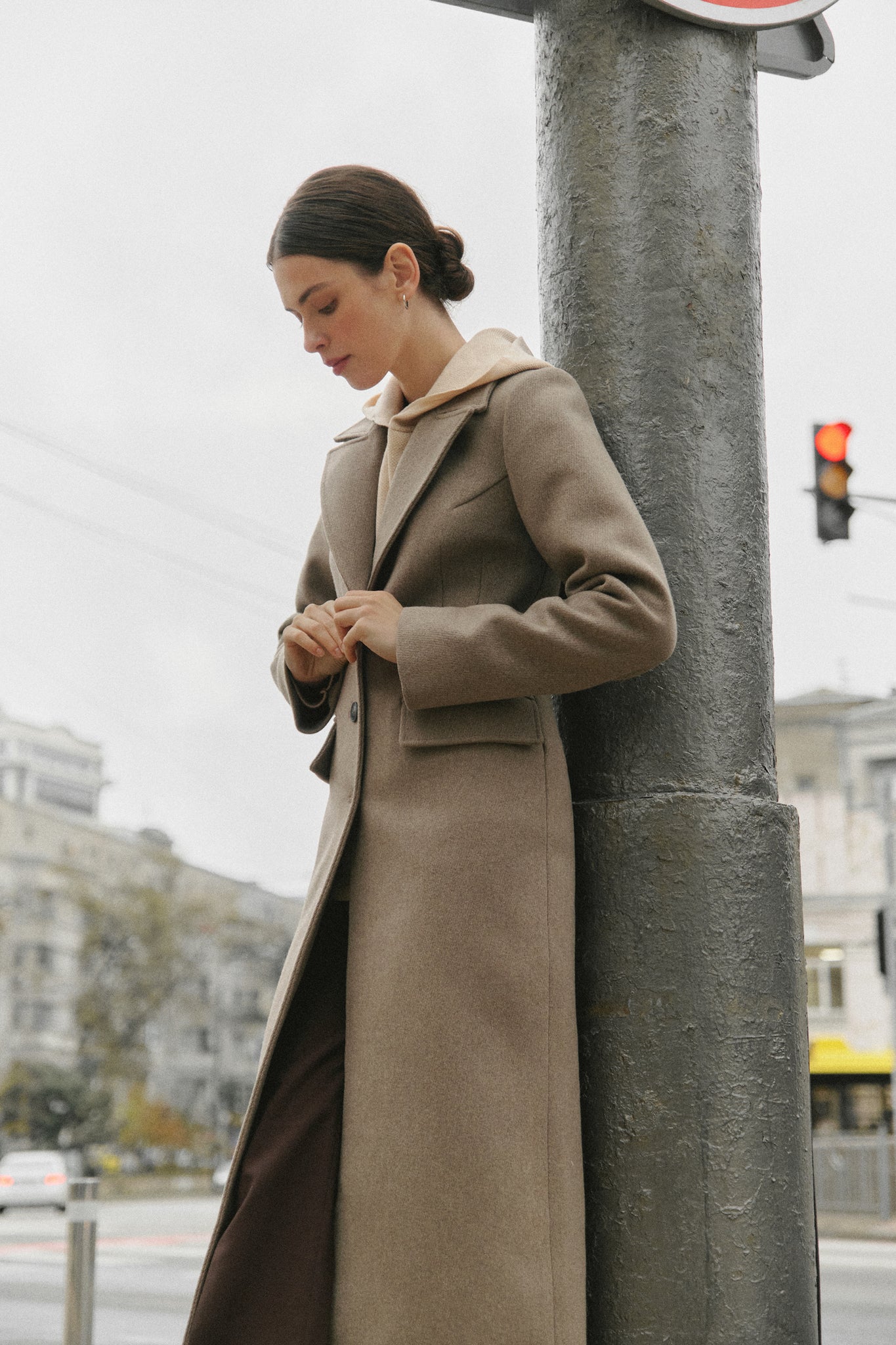 Grayish beige wool coat with a fitted silhouette photo 11