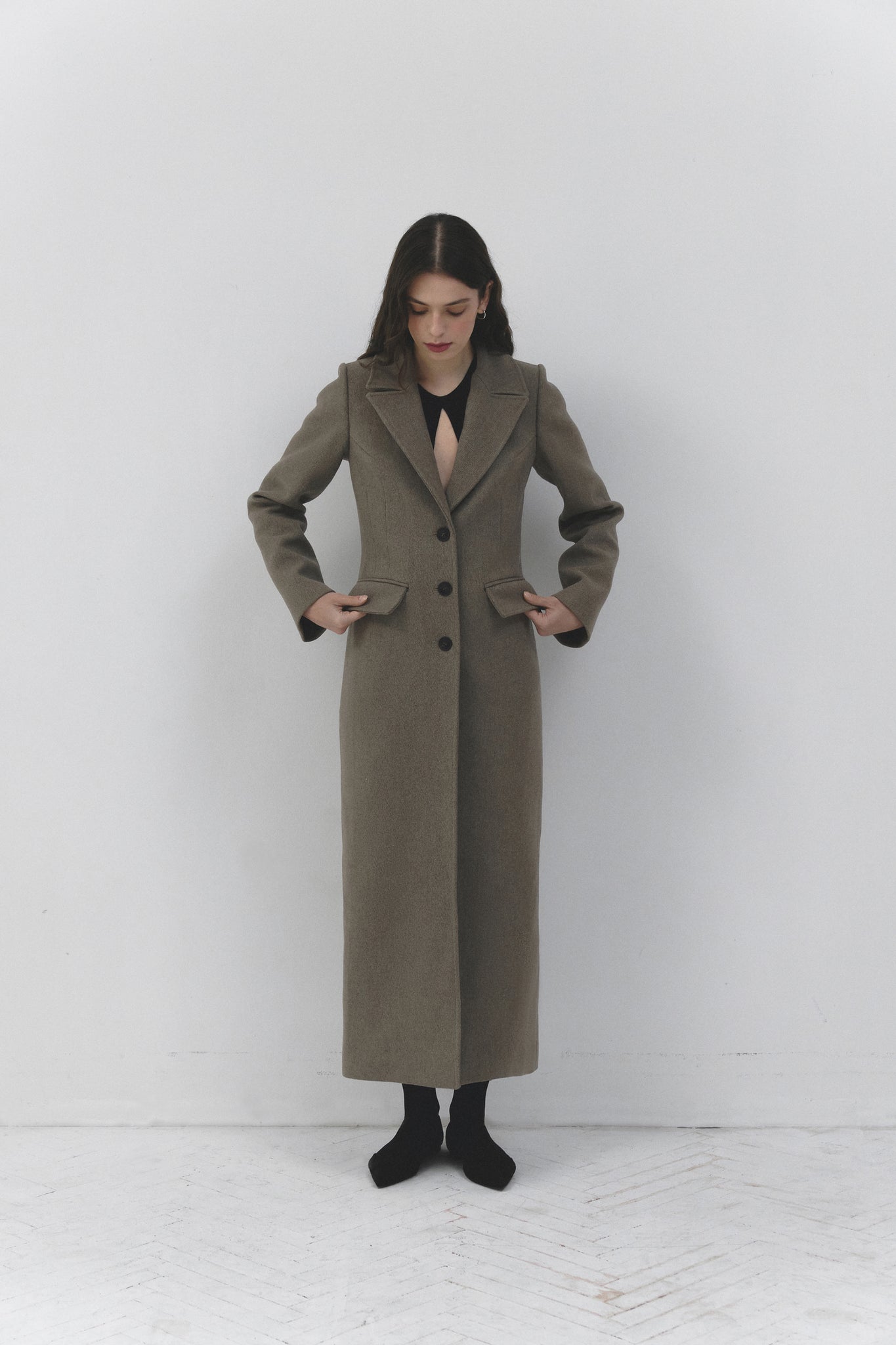 Grayish beige wool coat with a fitted silhouette photo 7