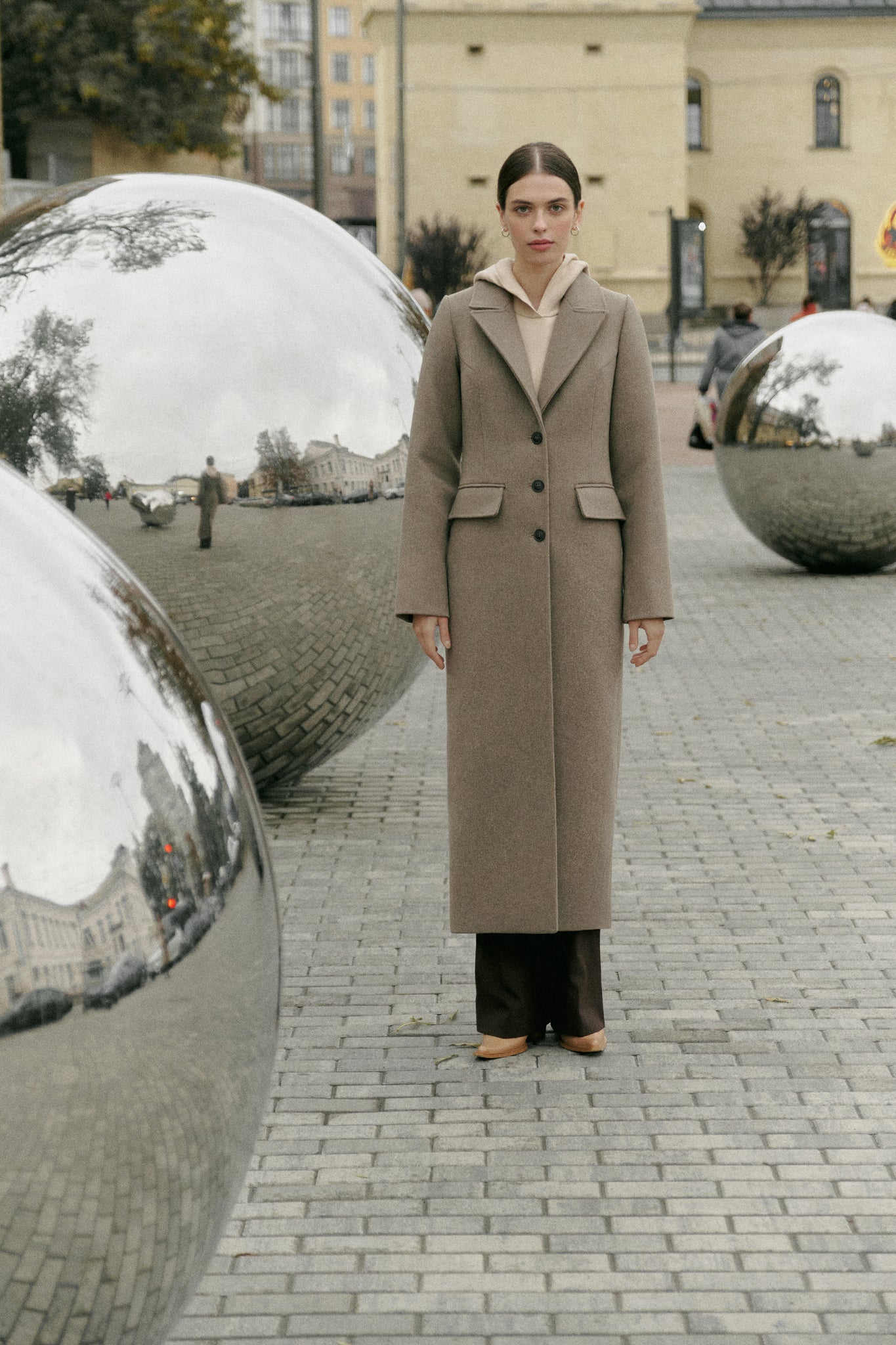 Grayish beige wool coat with a fitted silhouette photo 13