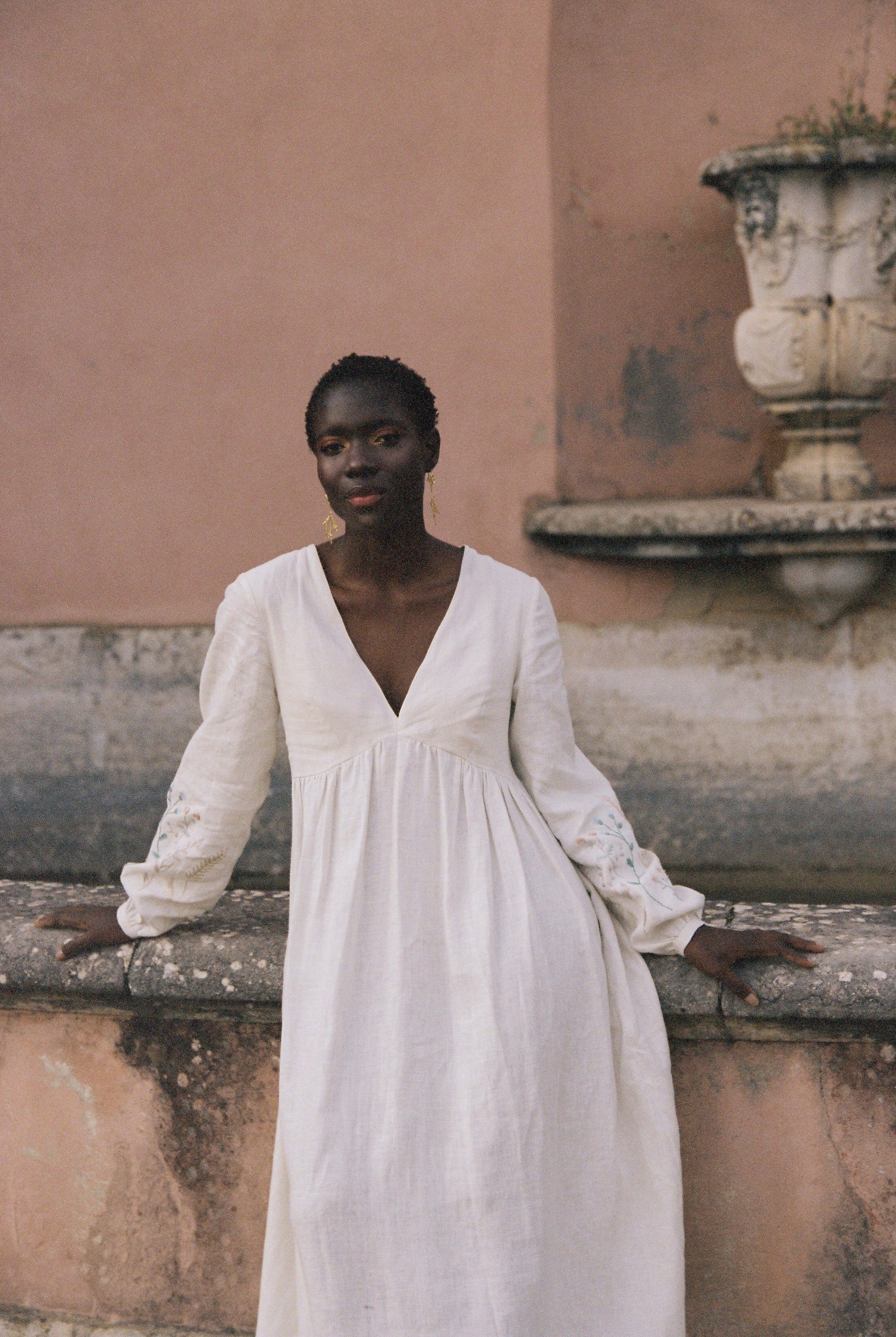 Linen bridal gown 4 US / Cold Ivory / Embroidered sleeves Linen bridal gown 4 US / Cold Ivory / Embroidered sleeves