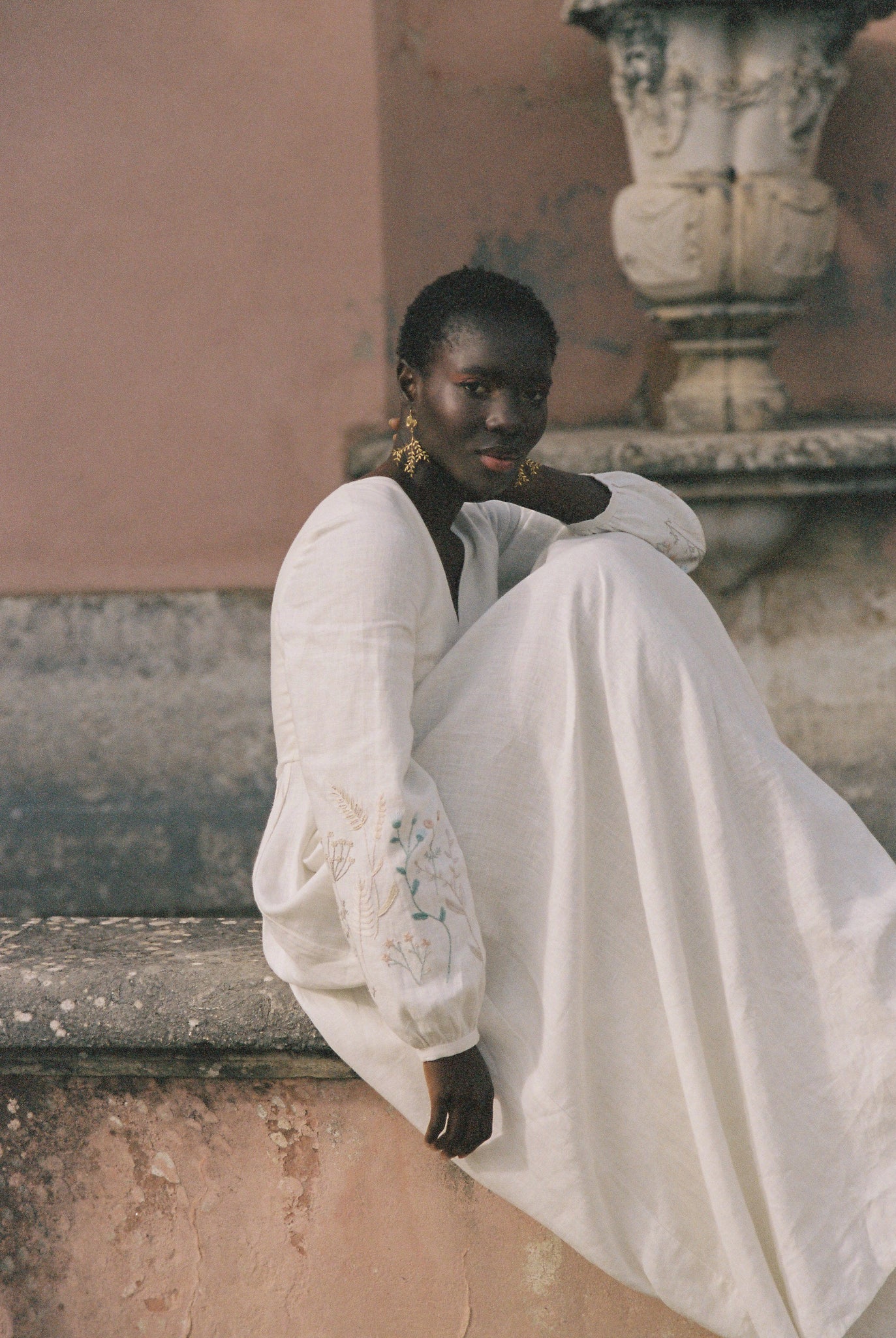 Linen bridal gown 4 US / Cold Ivory / Embroidered sleeves
