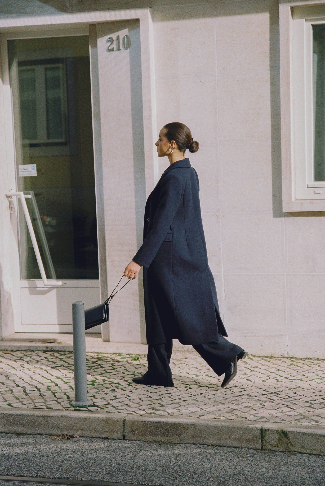 Tapered wool coat in navy blue photo 10