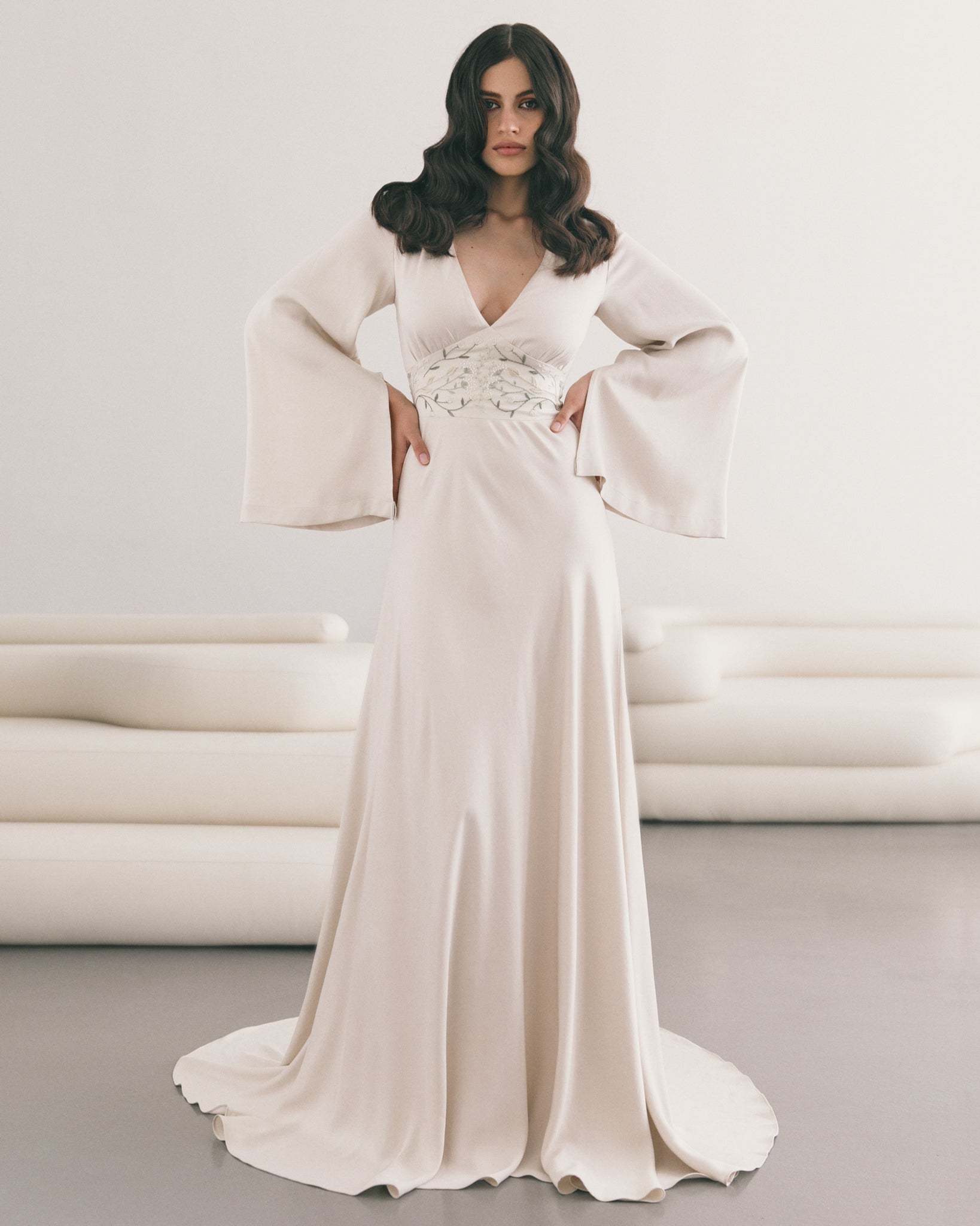 Long sleeve Ivory wedding dress 8 US / Cold Ivory Long sleeve Ivory wedding dress 8 US / Cold Ivory
