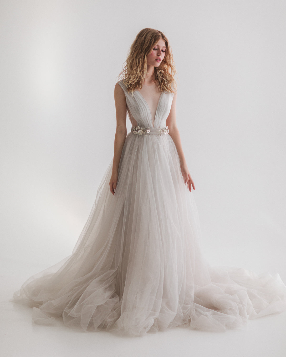 Full tulle wedding dress with silver belt photo 1