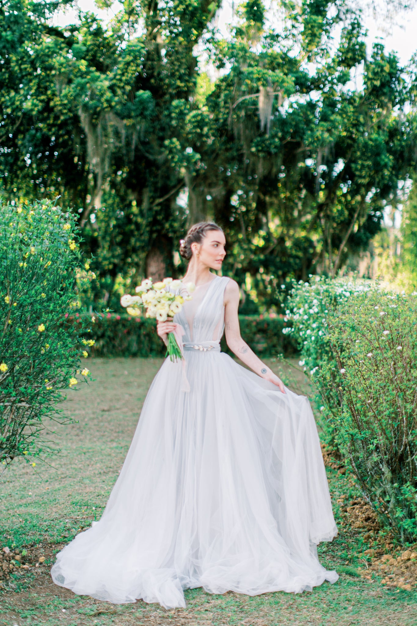 Long full wedding dress with an open back photo 7